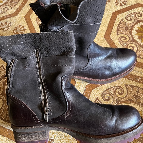 Felmini low Brown boots. Size 42/12 USA (runs small I wear a size 10.5) - Picture 2 of 6